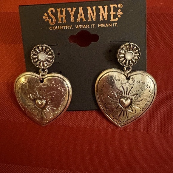 NWT Shyanne Antique Looking Silver Heart Earrings - Picture 3 of 3